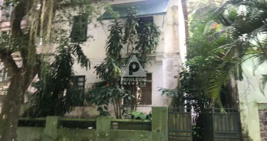 Apartamento de 3 quartos, 2 salas, 1 banheiro, 128m2, com área externa e vaga, a venda na tijuca.