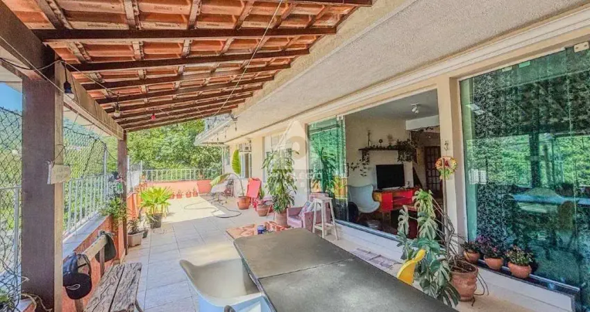 Apartamento com varanda e área externa , 3 quartos sendo 1 suíte com vaga! Vista cristo