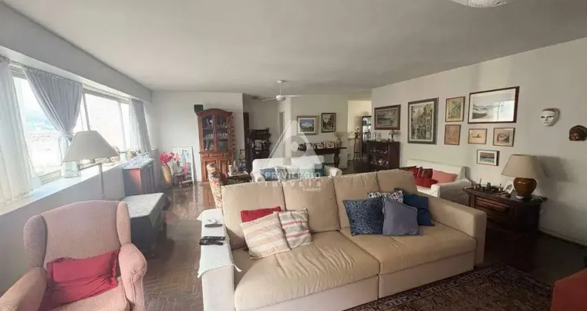 4 quartos,1 suite, 3 banheiros, 2 dpe, 246m2, 1 vaga, em rua nobre de Copacabana.