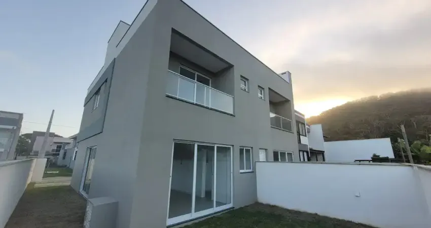 Sobrado geminado averbado com 1 suíte mais 2 quartos à venda na Praia de Ubatuba em São Francisco do Sul
