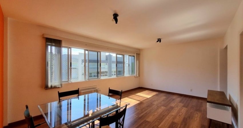 Apartamento com 1 suíte mais 1 quarto à venda no bairro Atiradores