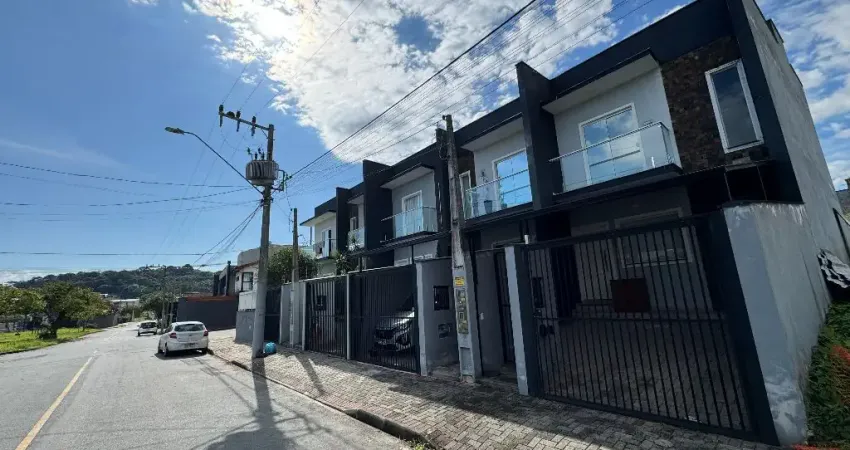 Sobrado averbado com 2 quartos à venda no bairro Glória