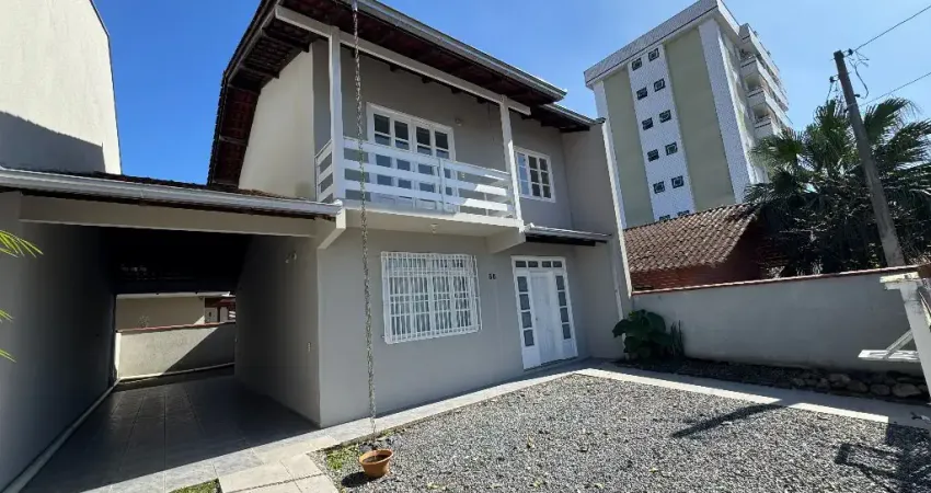 Sobrado com 1 suíte mais 2 quartos à venda no bairro Costa e Silva
