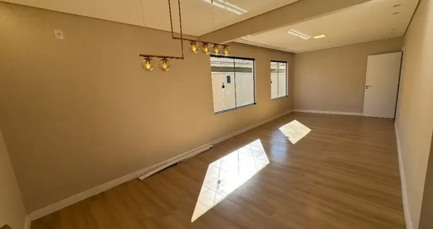Casa plana com 1 suíte mais 2 quartos à venda no bairro Floresta