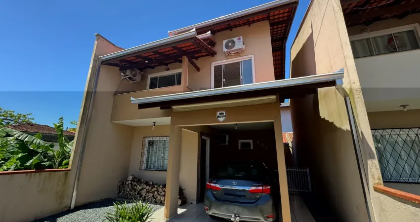 Sobrado geminado com 1 suíte mais 2 quartos à venda no bairro itajuba