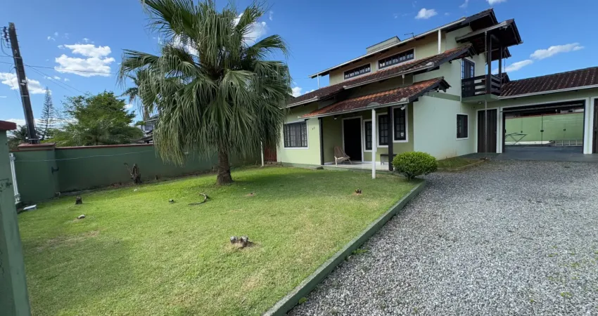 Sobrado com 2 suítes mais 1 quarto à venda no bairro espinheiros