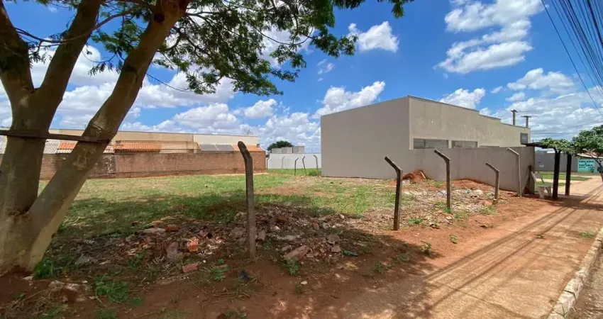 Terreno à venda com 360m², no asfalto, localizado próximo ao atacadão