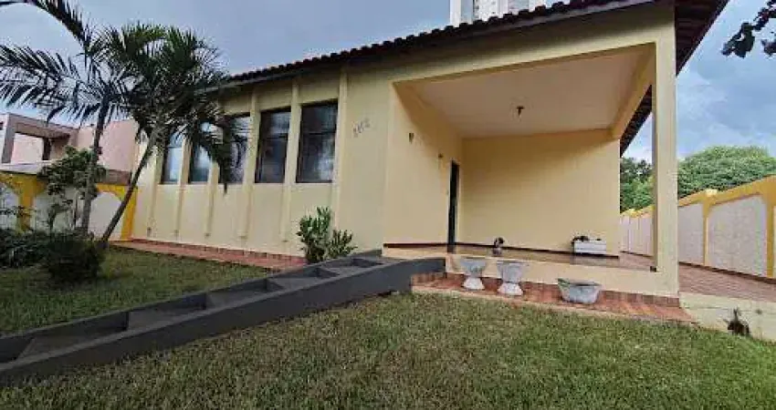 Casa de Esquina no São Francisco - 420 mts Terreno - 5 quartos sendo 2 suítes.