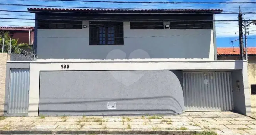 Casa para venda possui 300 metros quadrados com 3 quartos em Cocó - Fortaleza - Ceará