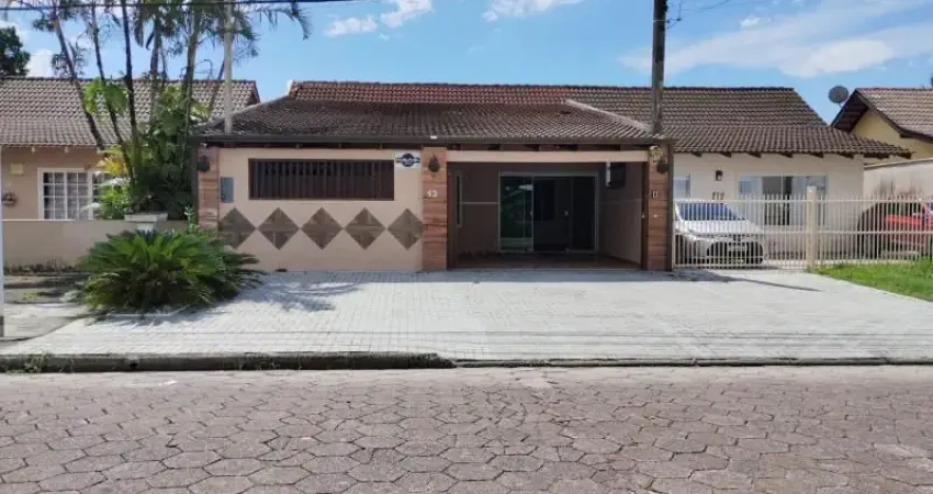 EXCELENTE RESIDENCIA EM GUARATUBACOM PISCINA(PIÇARRAS)
