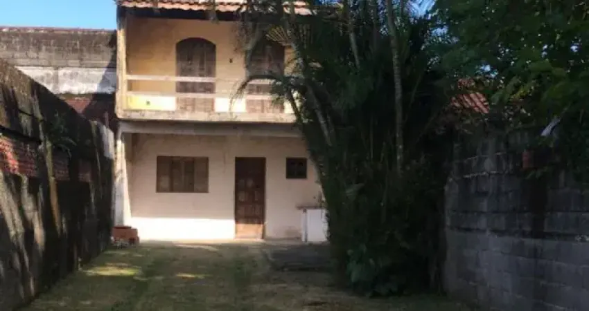 Sua nova casa em mongaguá está aqui! charmosa, bem localizada e com um quintal dos sonhos!