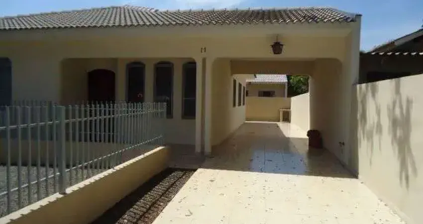 Casa a venda, e no fundo mais 3 Kitnets no bairro Zona 07