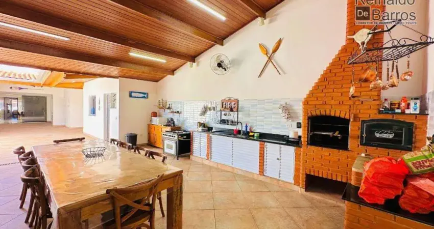Belíssima casa no bairro Centro em Itanhaém, com 4 quartos.