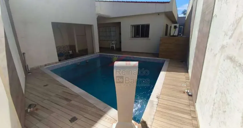 Casa com 3 dormitórios à venda, com piscina no bairro Satélite em Itanhaém