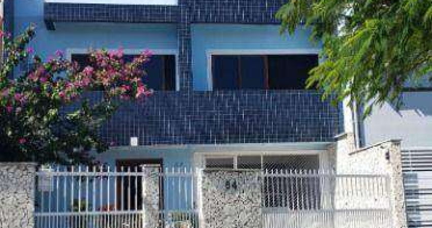 Ótima casa com 3 pavimentos, 2 suítes, 01 quarto, 2 salas, 2 cozinhas, churrasq., solarium, 02 garagens.