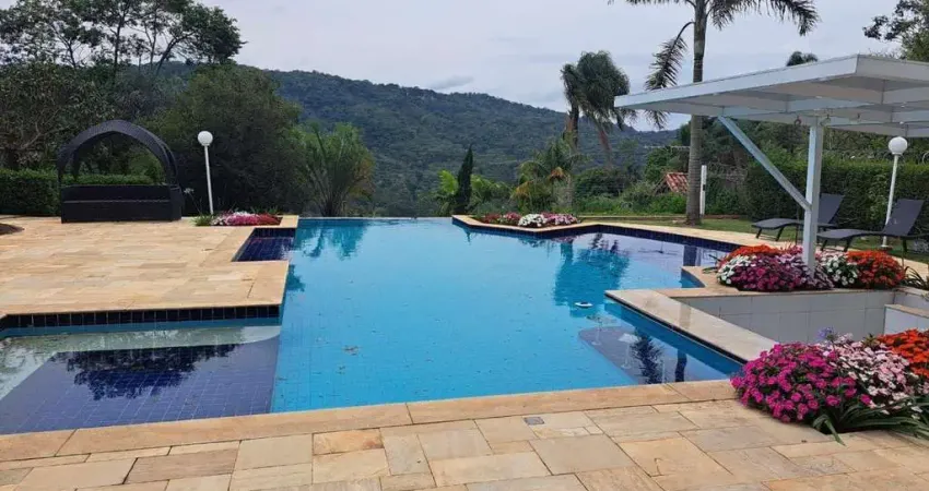 Incrível casa de campo, com 700 metros de área construída, sauna, spa e bar molhado