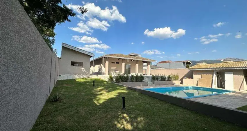 Ampla casa 100% térrea. 1000m² de terreno,com piscina em bairro de Alto Padrão em Atibaia