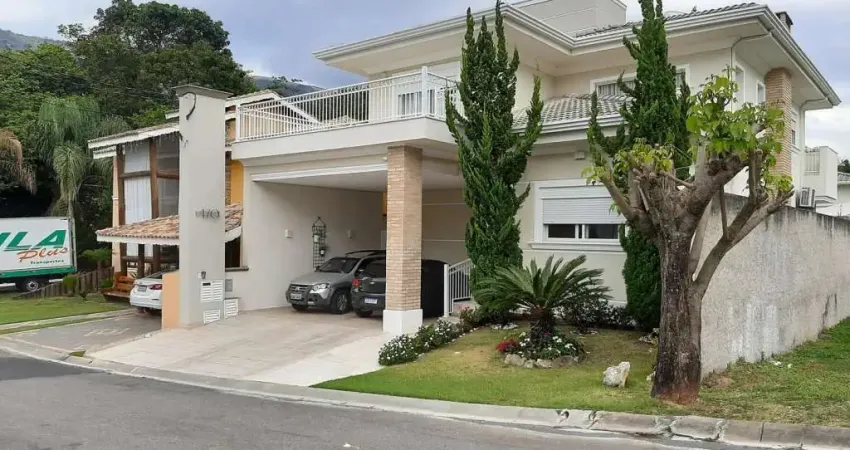 Linda casa em condomínio fechado, alto padrão, dentro da cidade, perto de tudo e da lucas