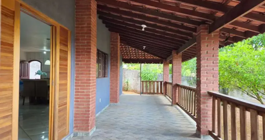 Seu refúgio em atibaia: chácara maravilhosa com 300m² de construção e área verde!