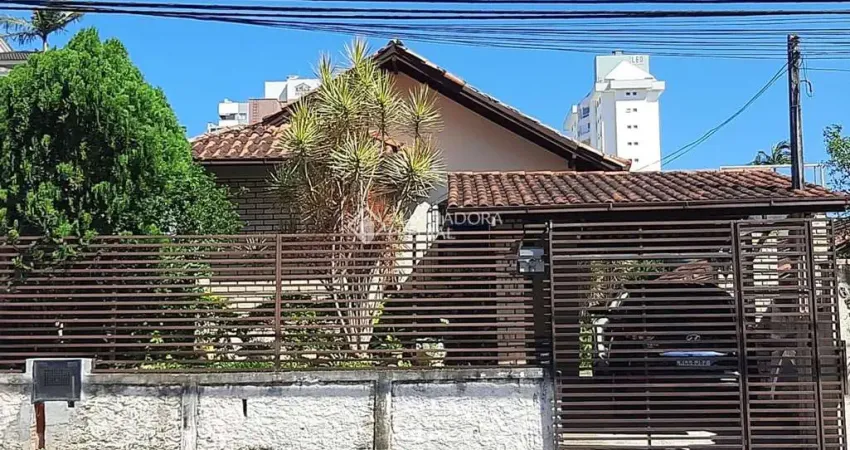 Casa com 3 quartos à venda na Rua Professora Antonieta de Barros, 631, Canto, Florianópolis