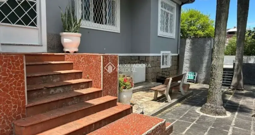 Casa com 3 quartos à venda na Rua Cangussu, 148, Nonoai, Porto Alegre