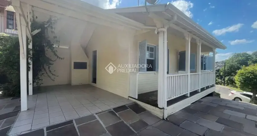 Casa com 3 quartos para alugar na Padre Schol, 51, Piratini, Gramado