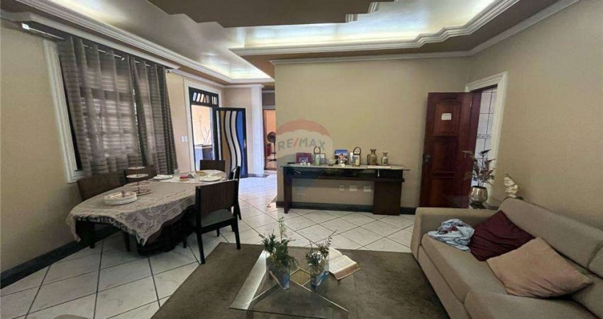 Casa de Luxo com 4 Suítes, Piscina e Jardim em Adrianópolis