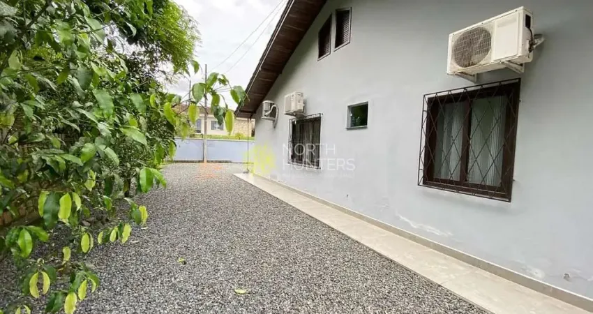 Casa dos Sonhos em Rua Calma e Tranquila: 3 Quartos, Piscina e Contato com a Natureza!