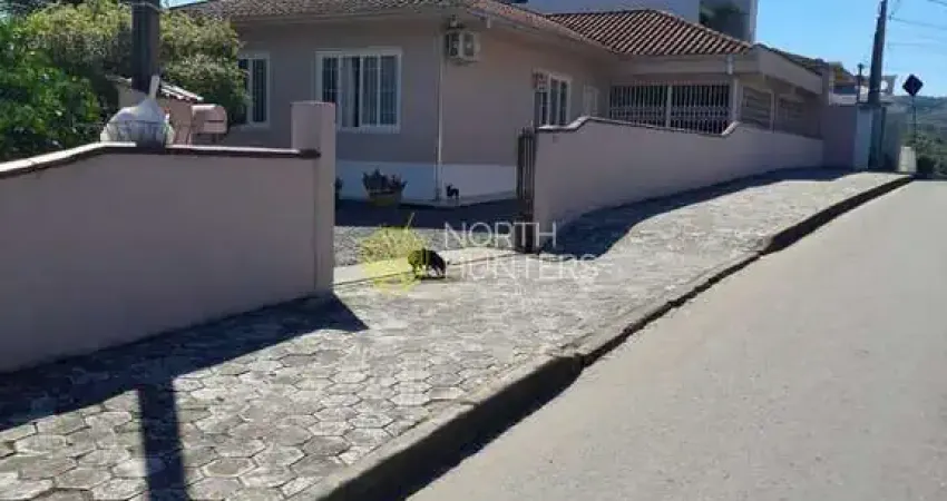 Casa no bairro João Costa, com terreno de 552,94m² e área construída de 130m². Estuda geminado como