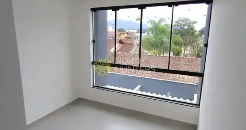 Casa geminada com Piscina, com 2 suítes e 2 vagas de garagens