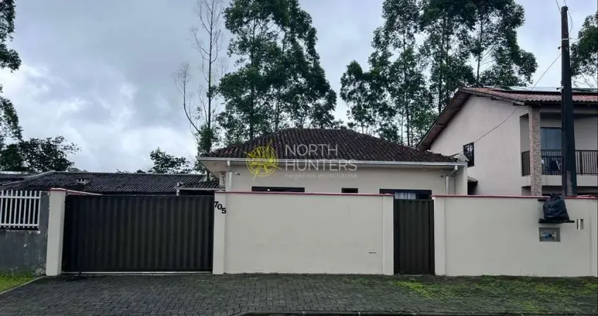 Casa à venda, com piscina.  Espinheiros, Joinville, SC
