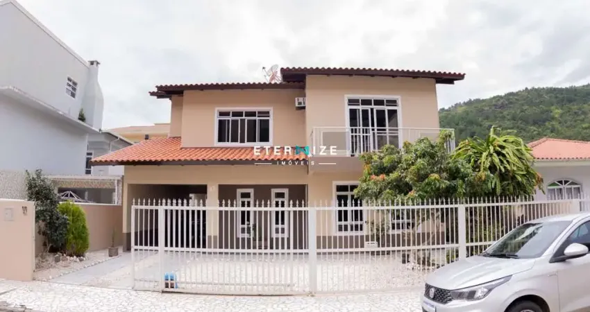 Casa proximo ao Mar no bairro de Calheiros com 05 Dormitórios em Gov. Celso Ramos-SC