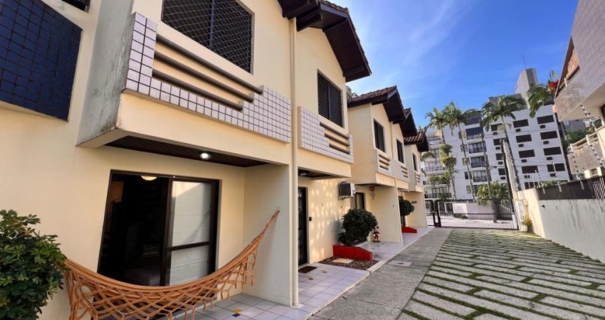 Triplex em condomínio em Caioba