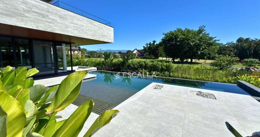 Casa de luxo à venda no Joinville Country Club – 5 suítes, piscina com raia e automação completa!