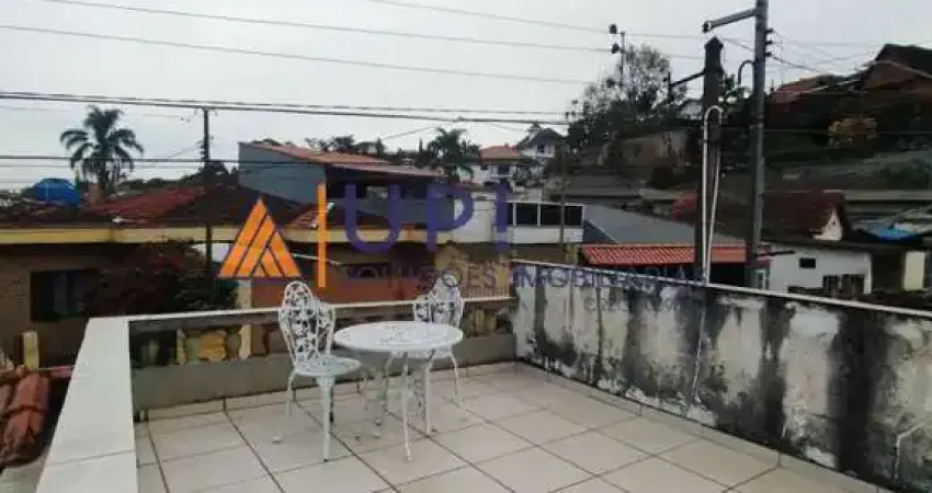 Sobrado com 3 dormitórios, suíte e quintal com churrasqueira