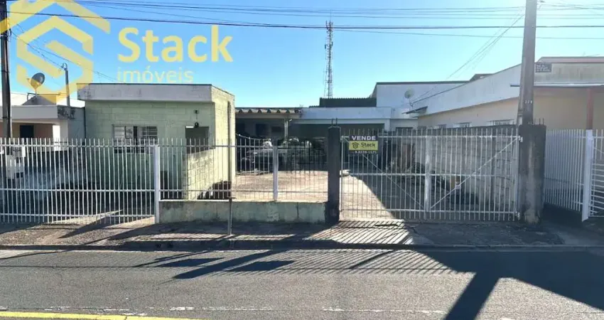 Pequeno galpão construido no fundo do terreno e um escritório/banheiro construido na frente do terreno,  com uma área construida de 109 m², Jundiai SP