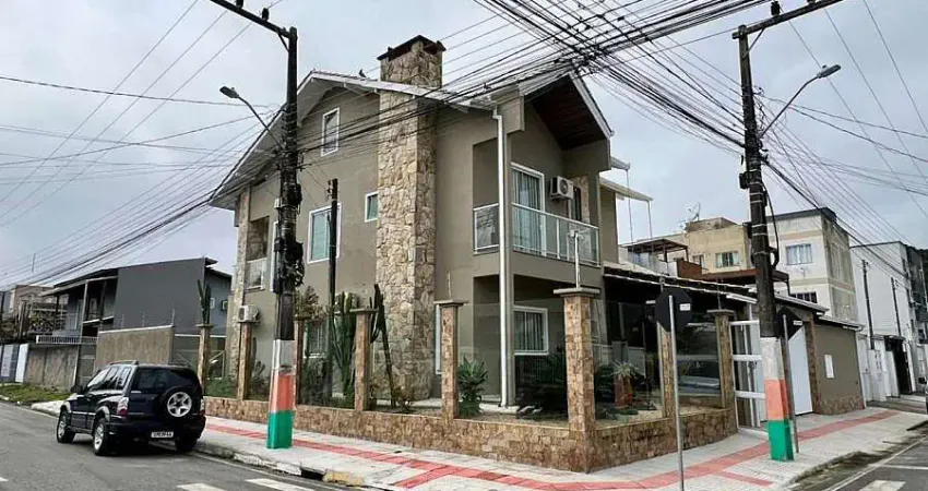 Casa com 4 quartos à venda na Rua Estocolmo, Santa Regina, Camboriú