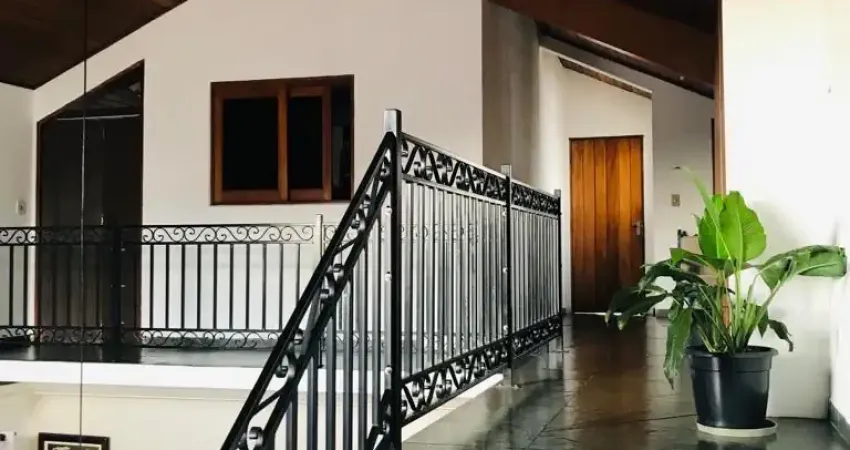 Excelente casa sobrado,  localizada em via pública, no coração de carapicuíba!!!