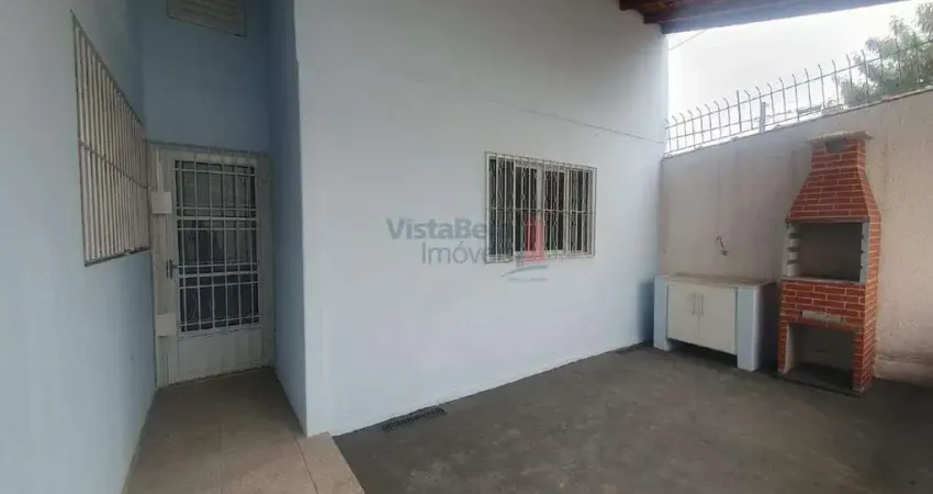 Casa para locação: 1 dormitório, banheiro e cozinha. área externa com churrasqueira