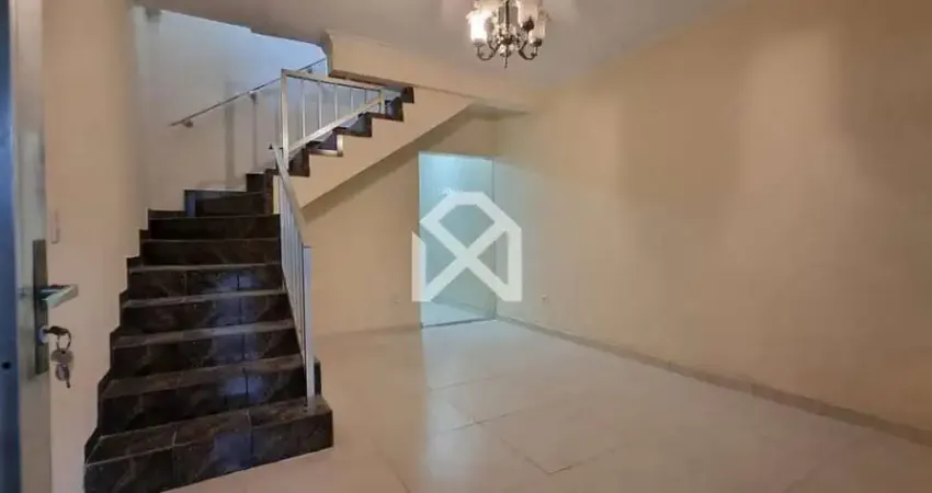 Sobrado à venda e locação com metragem total de 250m, 2 dormitórios, 1 vaga de garagem, jardim vila