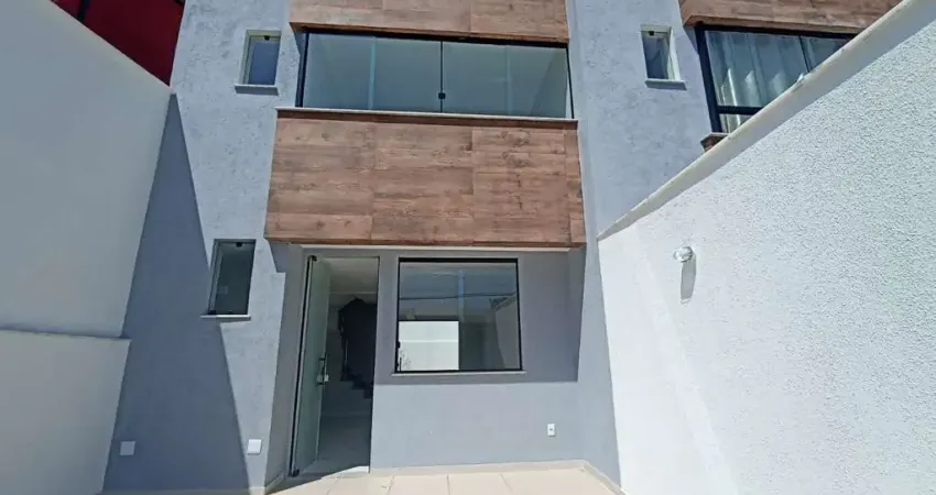 CASA GEMINADA DE TRÊS QUARTOS NO BAIRRO SANTA ROSA