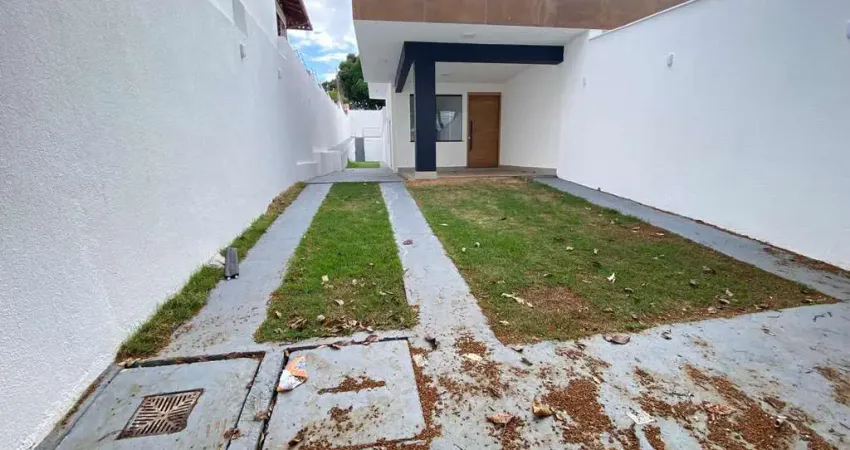 CASA PLANA DE ALTO PADRÃO DE TRÊS QUARTOS NO BAIRRO PARQUE COPACABANA