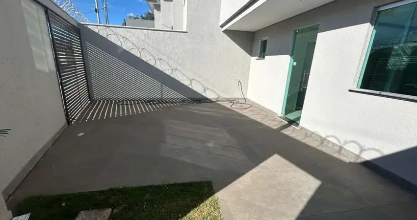 CASA GEMINADA DE TRÊS QUARTOS NO BAIRRO CANDELÁRIA