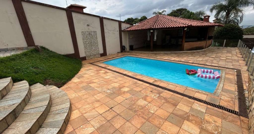 Casa de quatro quartos no Bairro Trevo