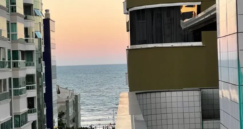 Cobertura quadra mar em meia praia com amplo terraço e vista para mar