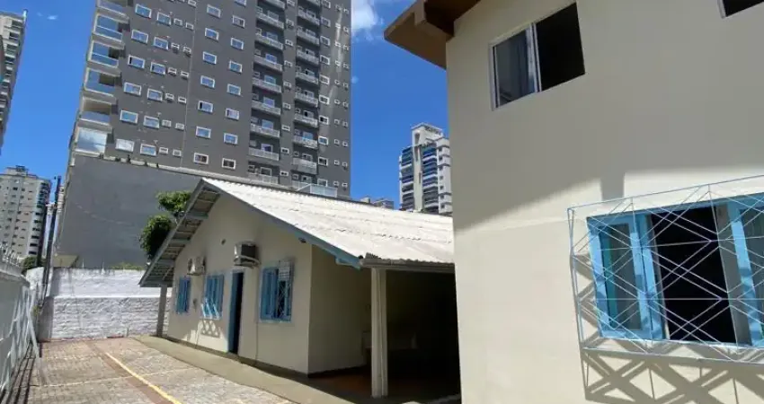 Casa De Excursão p/ alugar no Centro de Meia Praia - Itapema (SC)