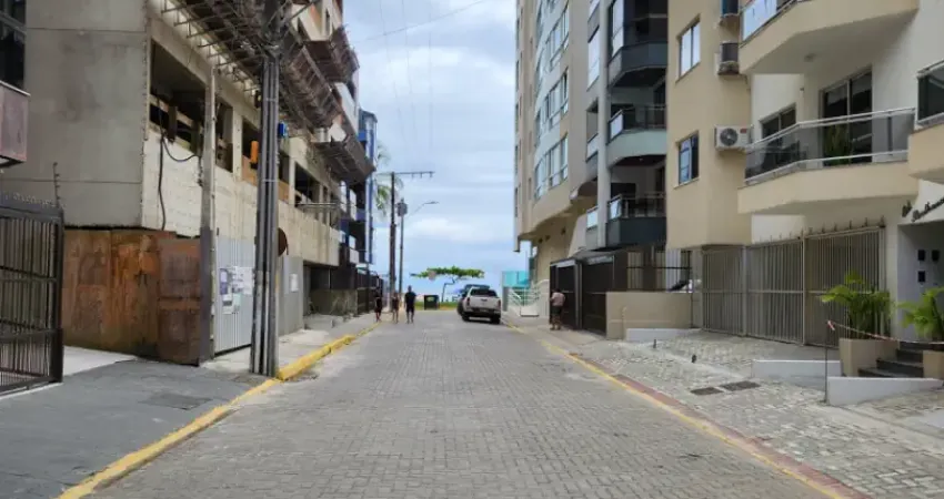 Lindo apto super equipado na região central de meia praia, quadra mar, à poucos metros do mar!