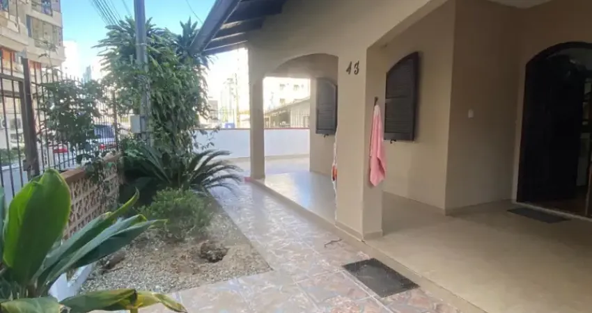 Ampla casa para aluguel de temporada, à 150mts da praia central de itapema