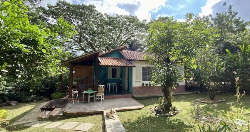 Imperdível oportunidade de casa à venda em Itatiaia-RJ, bairro Fazenda Penedo! 3 quartos, 2 salas, 1 banheiro e garagem.