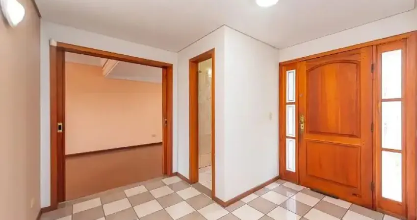 Excelente sobrado com 04 quartos sendo 03 Suítes à venda em Curitiba -Pr.